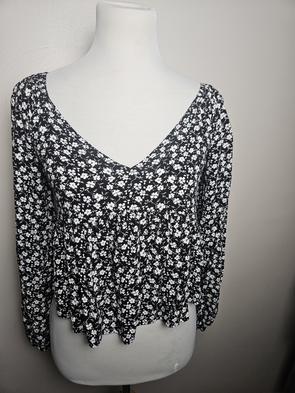 La Hearts Black & White Floral V-Neck Crop Top